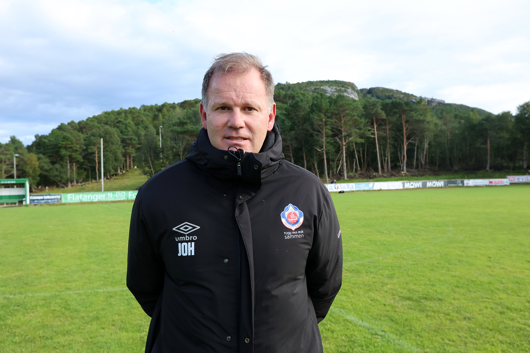 Jon Olav Hjelde, med ei fortid blant annet på Rosenborg og Nottingham Forest, tror Flatanger kan bli farlig i høstsesongen.