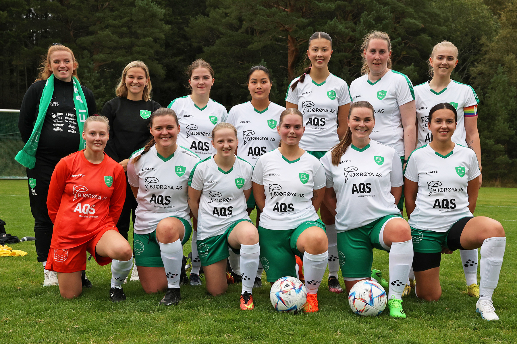 Flatanger-laget torsdag kveld besto av foran fra venstre: Vilde Frisendal, Karen Indiana Finanger, Thea Steffensen, Vida Hunnestad, Siv-Eline Stenhaug og Emma Kaldahl. Bak fra venstre: Jule Leithe, Hilde Camilla L&aelig;nd, Amalie Stamnes H&aring;gensen, Sara Hansen, Ylva Christina Haagensen, Linn Kjersti Asp&oslash; og Signe Jakobsen.