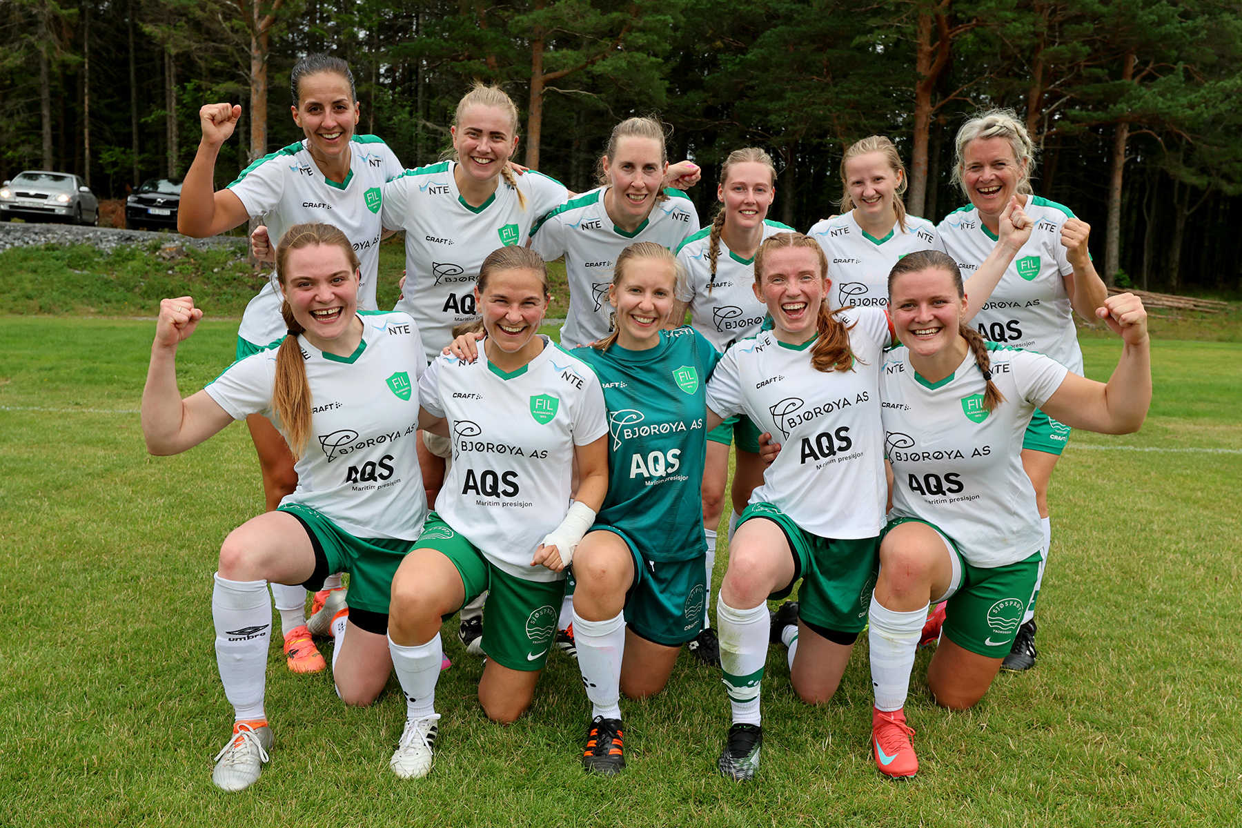 Flatanger stilte med et sterkt lag i høstsesongens første kamp. Foran fra venstre: Lisbeth Kammen, Hilde Lænd, Inga Lovise Halsvik Sandnes, Julie Devik Leithe og Karen Indiana Finanger. Bak fra venstre: Victoria Bentzen, Signe Jakobsen, Linn Kjersti Aspø, Vilde Frisendal, Thea Steffensen og Janne Sund Finanger.