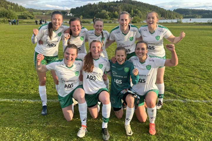Forn&oslash;yde etter nok en seier! Foran fra venstre: Lisbeth Kammen, Julie Devik Leithe, Marthe Lein og Victoria Bentzen. Bak fra venstre: Ylva Haagensen, Karen Indiana Finanger, Vilde Frisendal, Linn Kjersti Asp&oslash; og Erle Aakvik Olsen. (Foto: FIL)