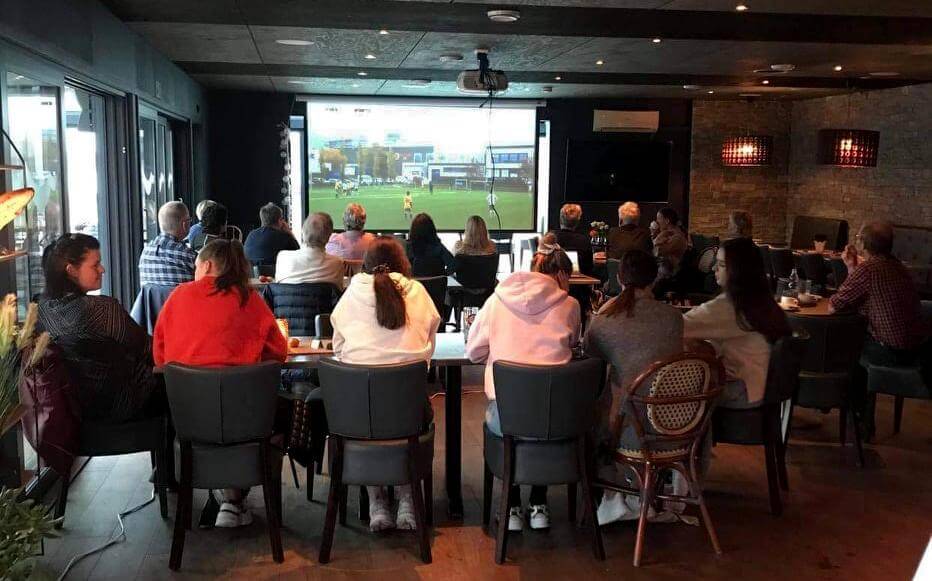 Da Flatanger spilte mot Kolvereid på bortebane, så mellom 25 og 30 personer Flatangernytts direktesending på storskjerm på Zanzibar.