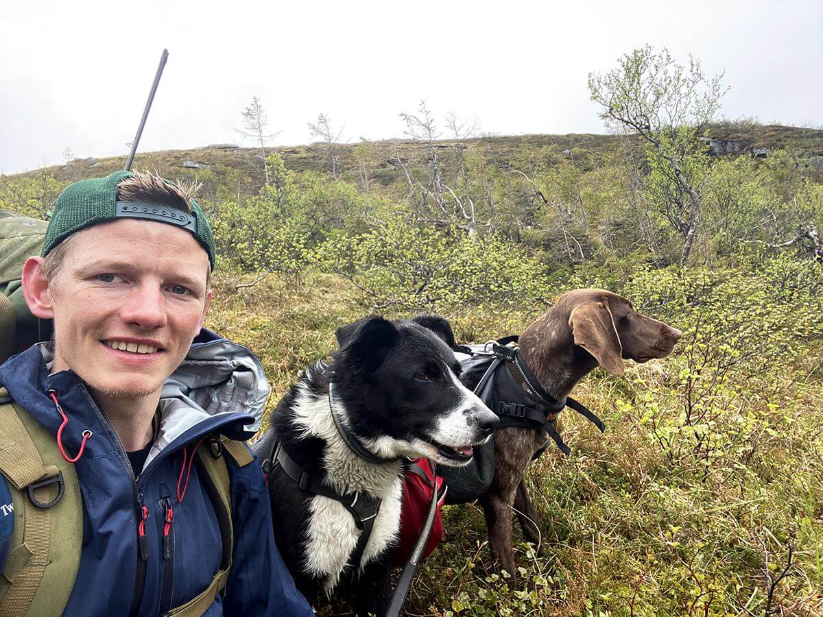 Tundra og Sjakk var trofaste følgesvenner på turen. (Foto: Fredrik Dahle Klocke)