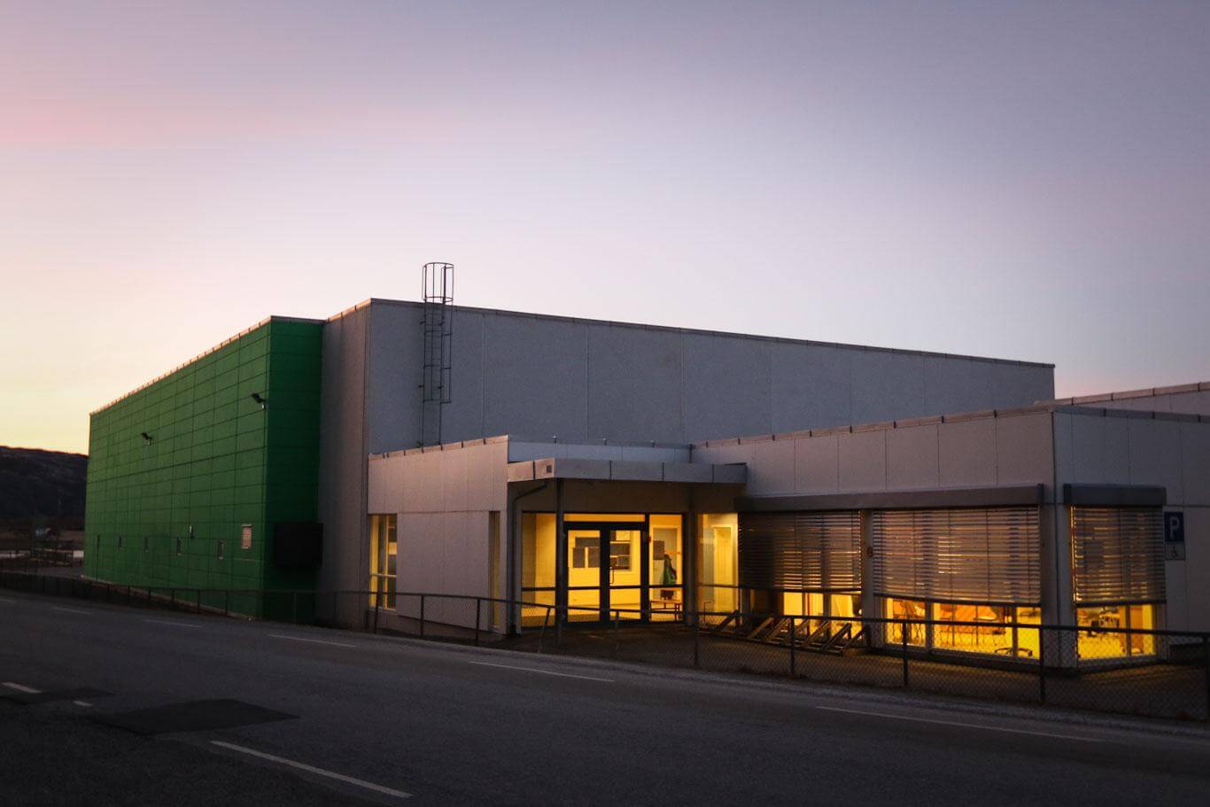 Flatangerhallen og Helsetrøya blir stengt utenom skoletid.