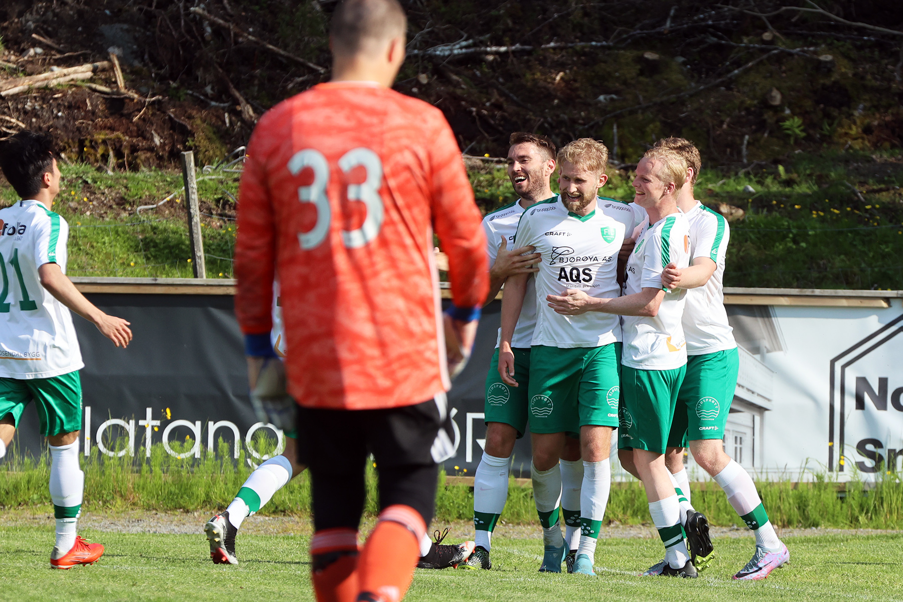 Stor glede blant Flatanger-spillerne etter at Ola Kristian satte 3-1-m&aring;let.