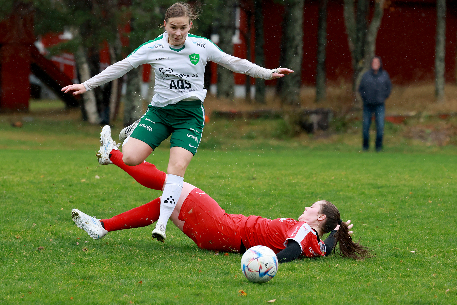 Hilde L&aelig;nd driblet seg l&oslash;s, hoppet over en motstander og raidet oppover hele Kolstads banehalvdel, men det ble ikke sk&aring;ring.