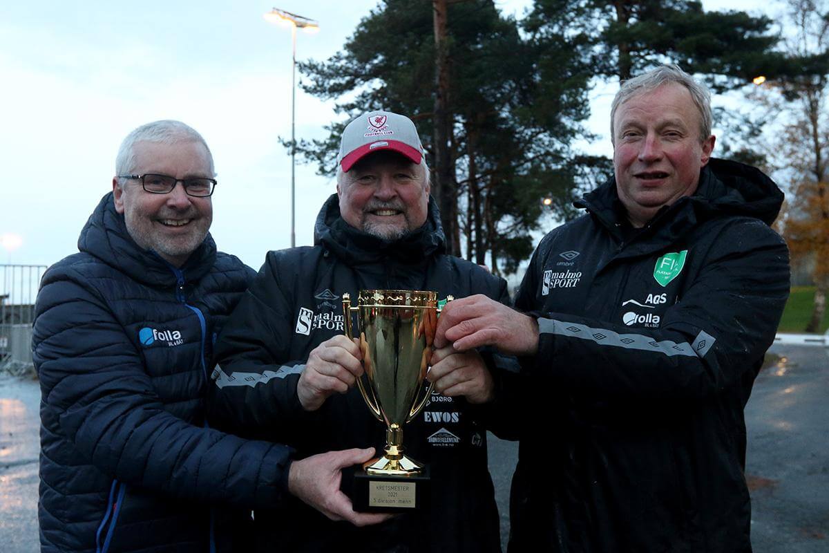 Per Inge Aag&aring;rd (i midten) feirer at Flatanger ble kretsmestere i 5.divisjon sammen med oppmann H&aring;vard Angen Haarstadstrand og trener Geir Bjarne H&oslash;stland i november i fjor.