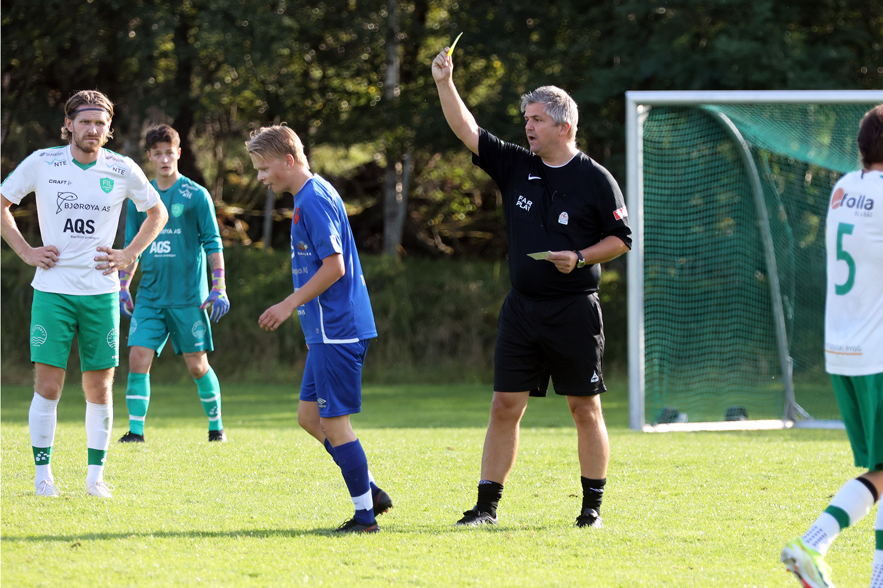 Dommer Morten Aasheim m&aring;tte dra det gule kortet for munnbruk.