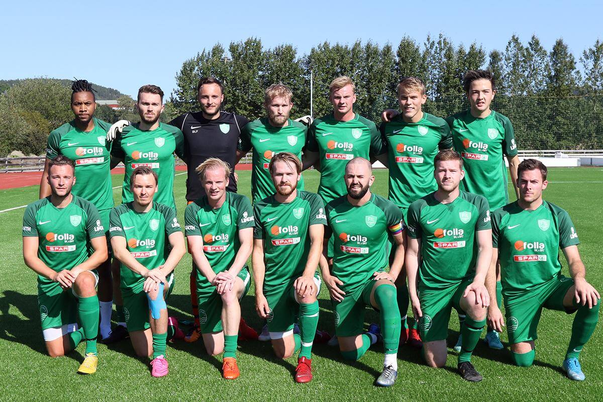 Flatanger stilte i bortedraktene mot Neset. Foran fra venstre: Benjamin Lein Fugl&aring;r, Tommy Torgersen Skorstad, Thomas Breistrand, Karl Ivar Dahle H&oslash;stland, &Oslash;ystein Sexe Olsen, Andres Krokstad Woll og Ole Kristoffer Fjeseth. Bak fra venstre: Patrick Junior Nzoba, Thomas Einvik, H&aring;kon Lein Fugl&aring;r, Ola Kristian Dahle H&oslash;stland, Alexander Breistrand, Bendik S&aelig;ther og Lucas Leander Haagensen. (Foto: Hanne Marie Tyldum Ribsskog)