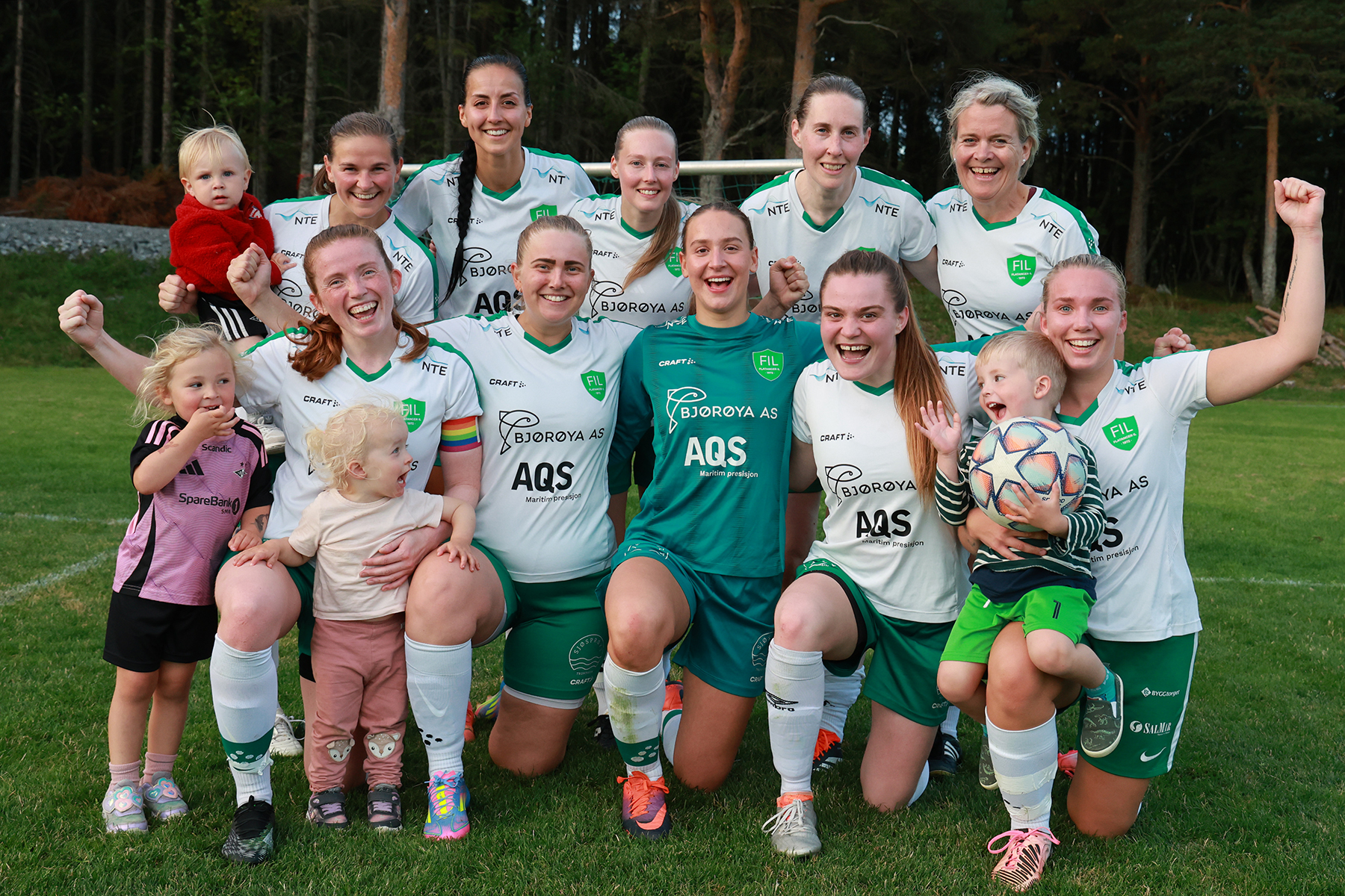 Et sterkt Flatanger-lag lagde målfest på Vik søndag. Foran fra venstre: Julie Devik Leithe med Saga og Hedvig, Signe Jakobsen, Kaja Jarmund, Lisbeth Kammen og Henny Kløven Lein med Ulrik. Bak fra venstre: Hilde Lænd med Sølve, Victoria Bentzen, Vilde Frisendal, Linn Kjersti Aspø og Janne Sund Finanger.