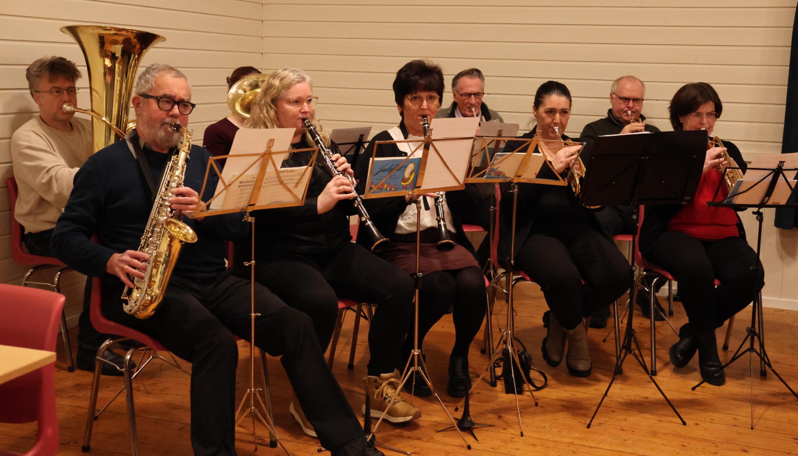 Alltid god julestemning når Flatanger musikkforening finner fram juleheftene.