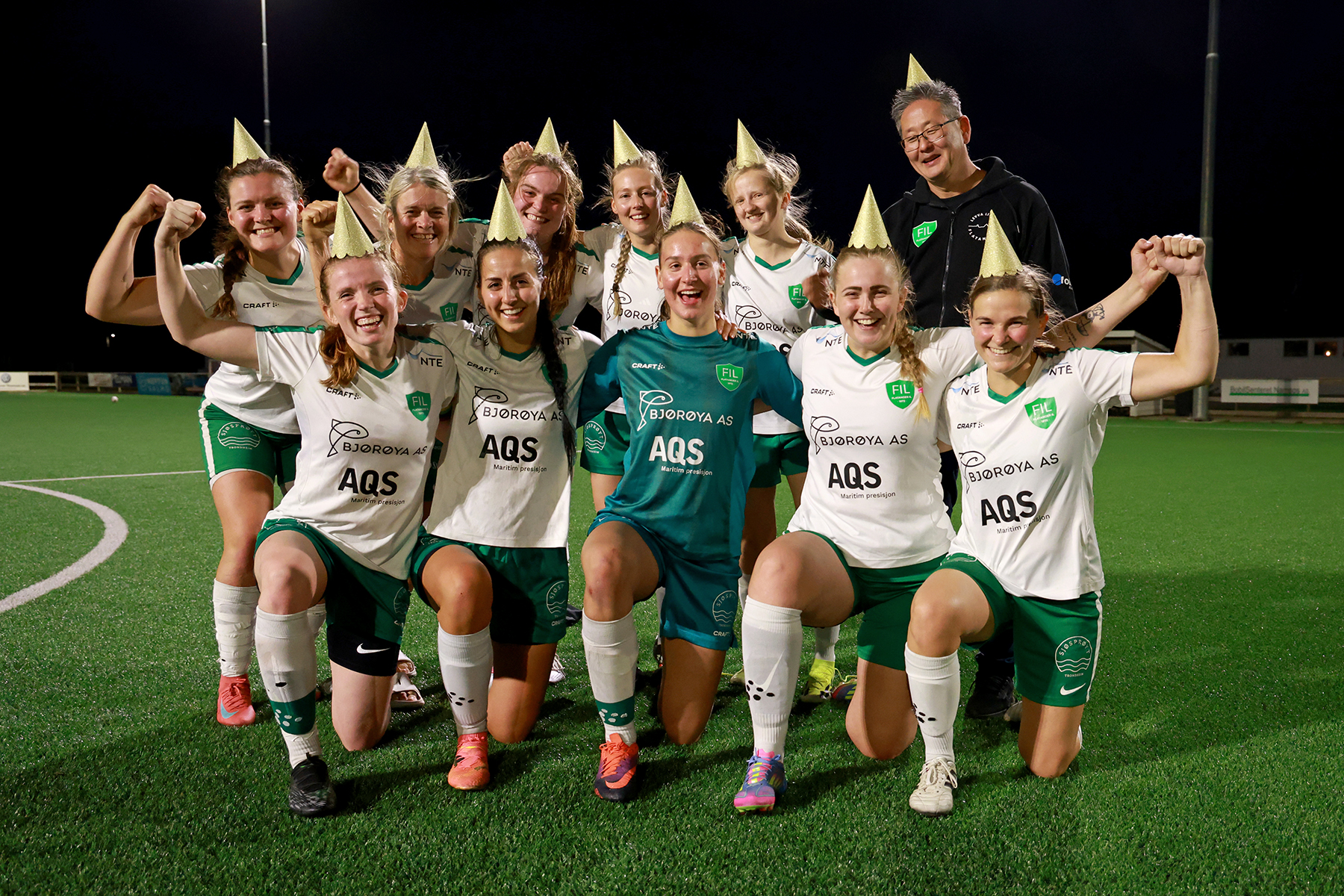 Dette er &aring;rets seriemestre! Foran fra venstre: Julie Devik Leithe, Victoria Bentzen, Kaja Jarmund, Signe Jakobsen og Hilde L&aelig;nd. Bak fra venstre: Karen Indiana Finanger, Janne Sund Finanger, Lisbeth Kammen, Vilde Frisendal, Thea Steffensen og trener Lars Haagensen.