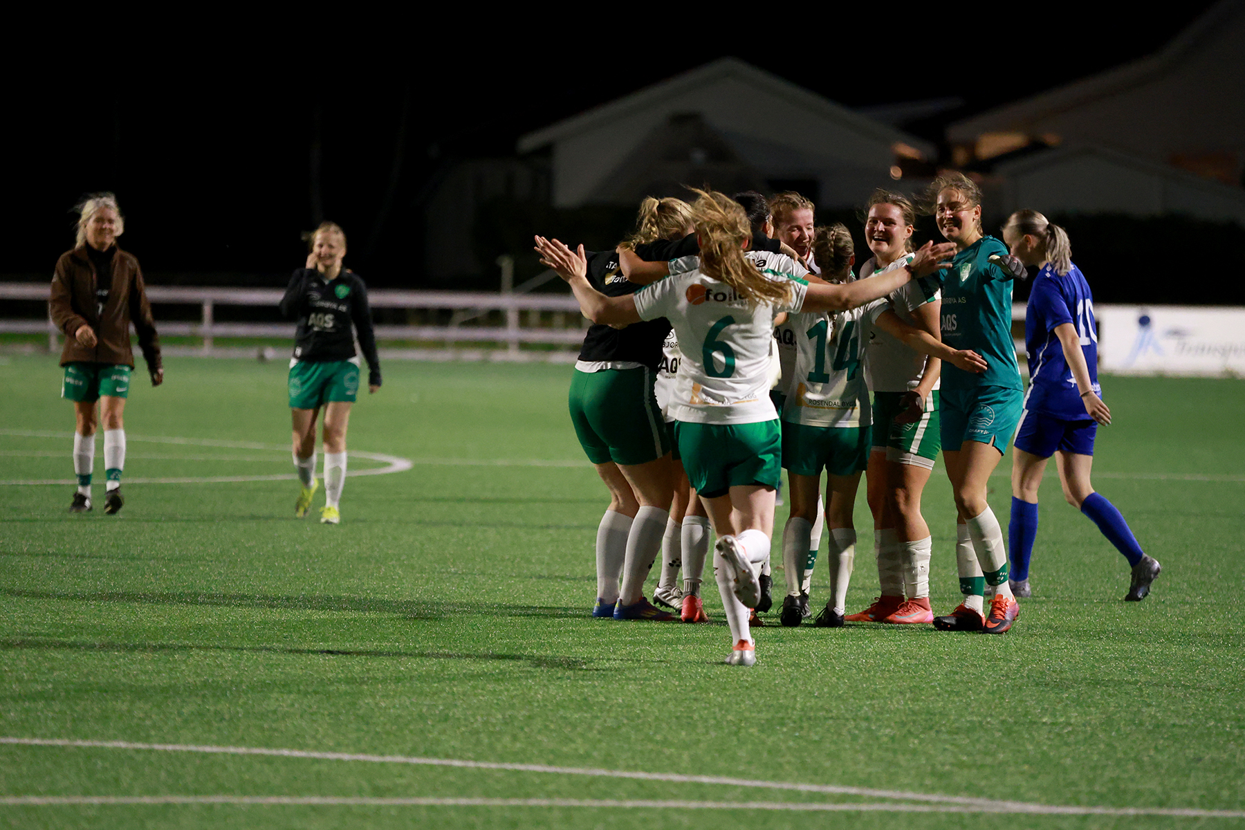 Dommeren bl&aring;ser av kampen og Flatanger-sangen - ikke den Julian Hylland skrev - men fotballsangen, runger over Bangsund stadion.