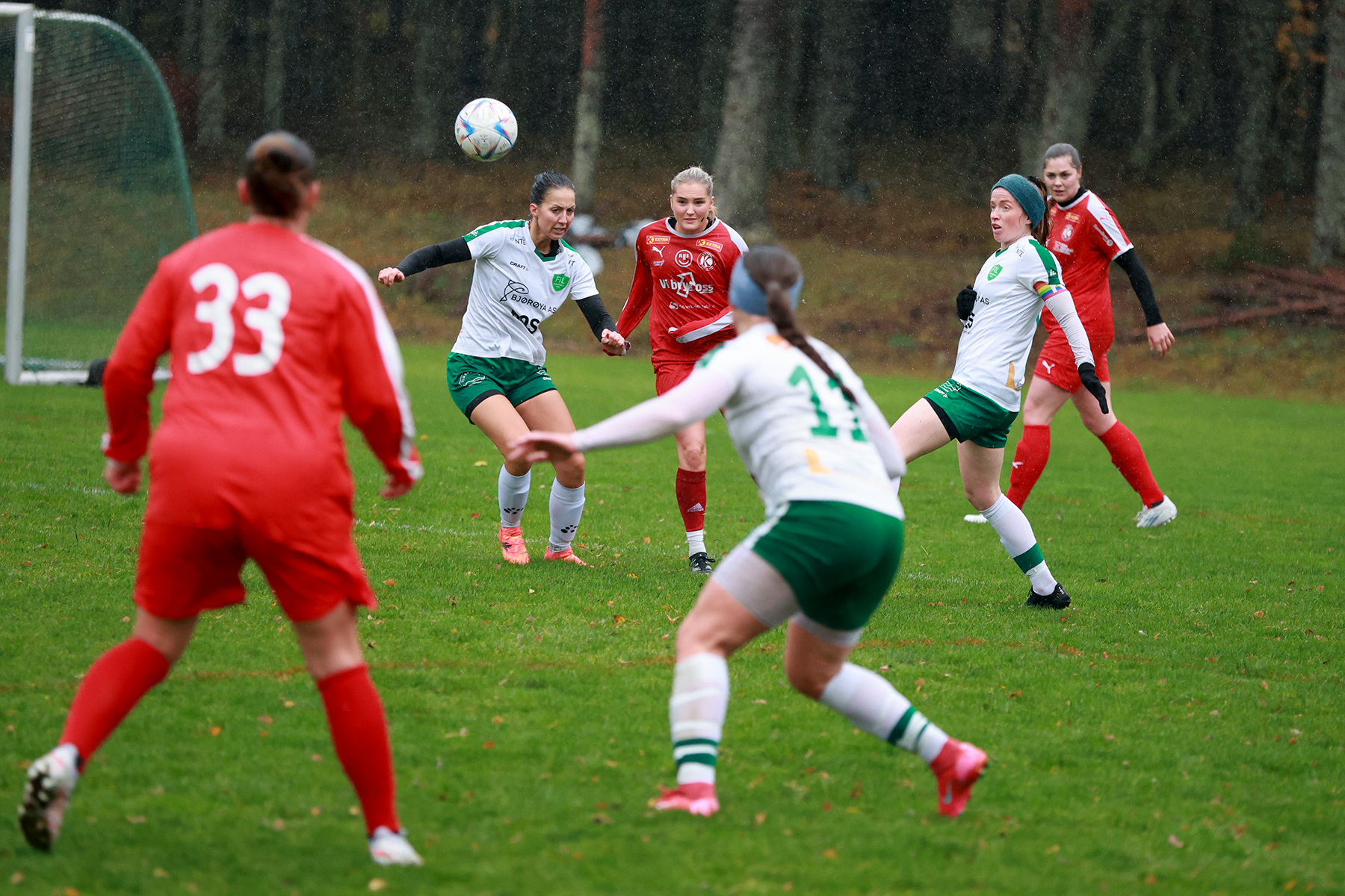 Julie Devik Leithe (til h&oslash;yre) er storforn&oslash;yd med kampen, tross tap.