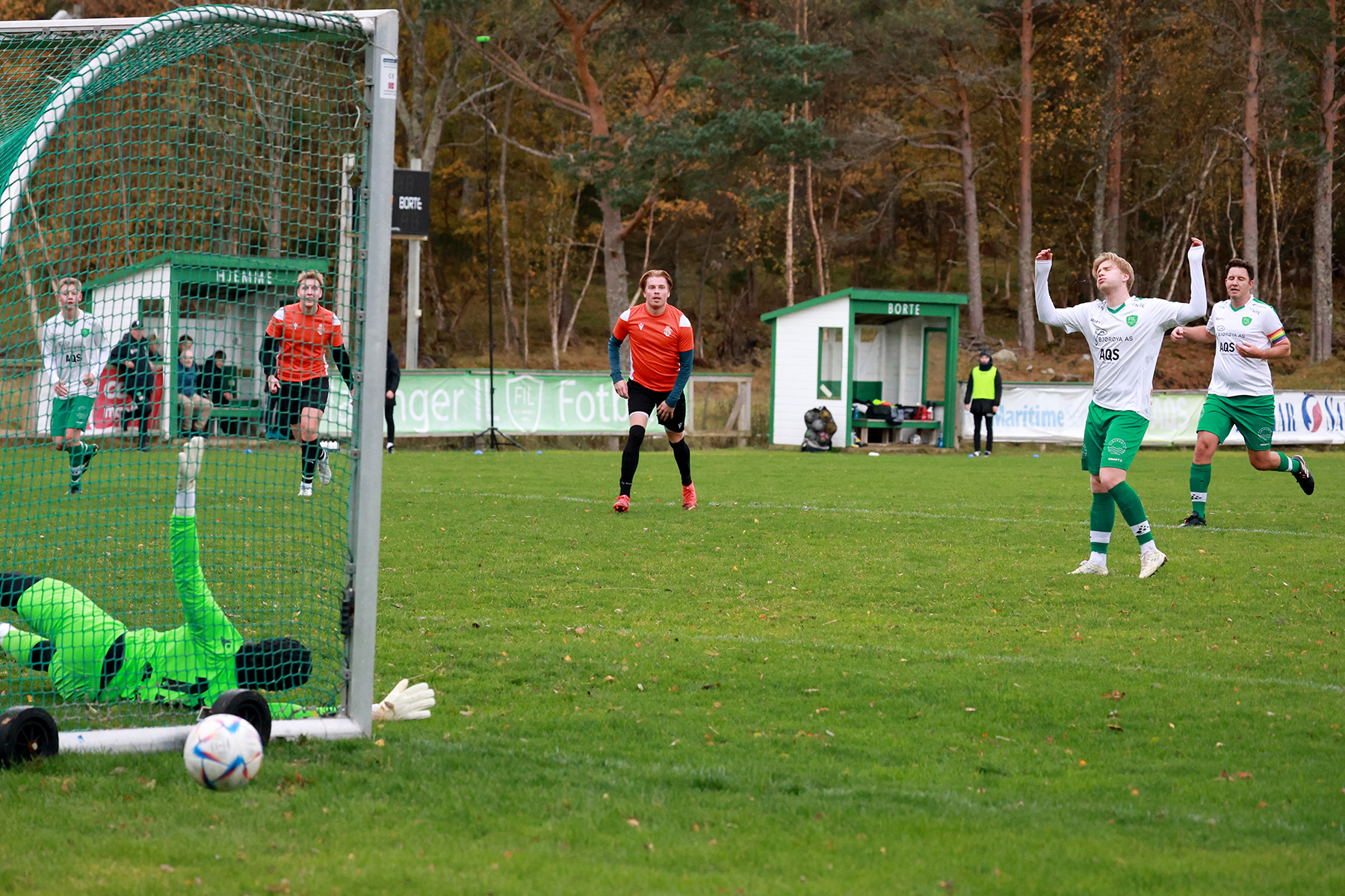 Nicolai Forås fortvilet etter å ha brent den første straffen, men han gjorde det godt senere i kampen.
