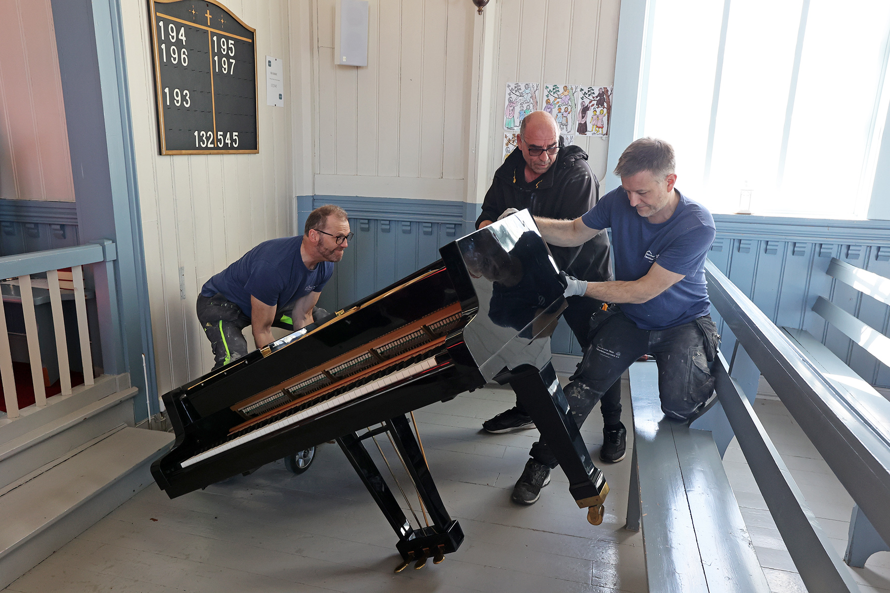 Stein Moe, Niklas Jensen og Rune Snekkerhagen får flygelet på rett kjøl.