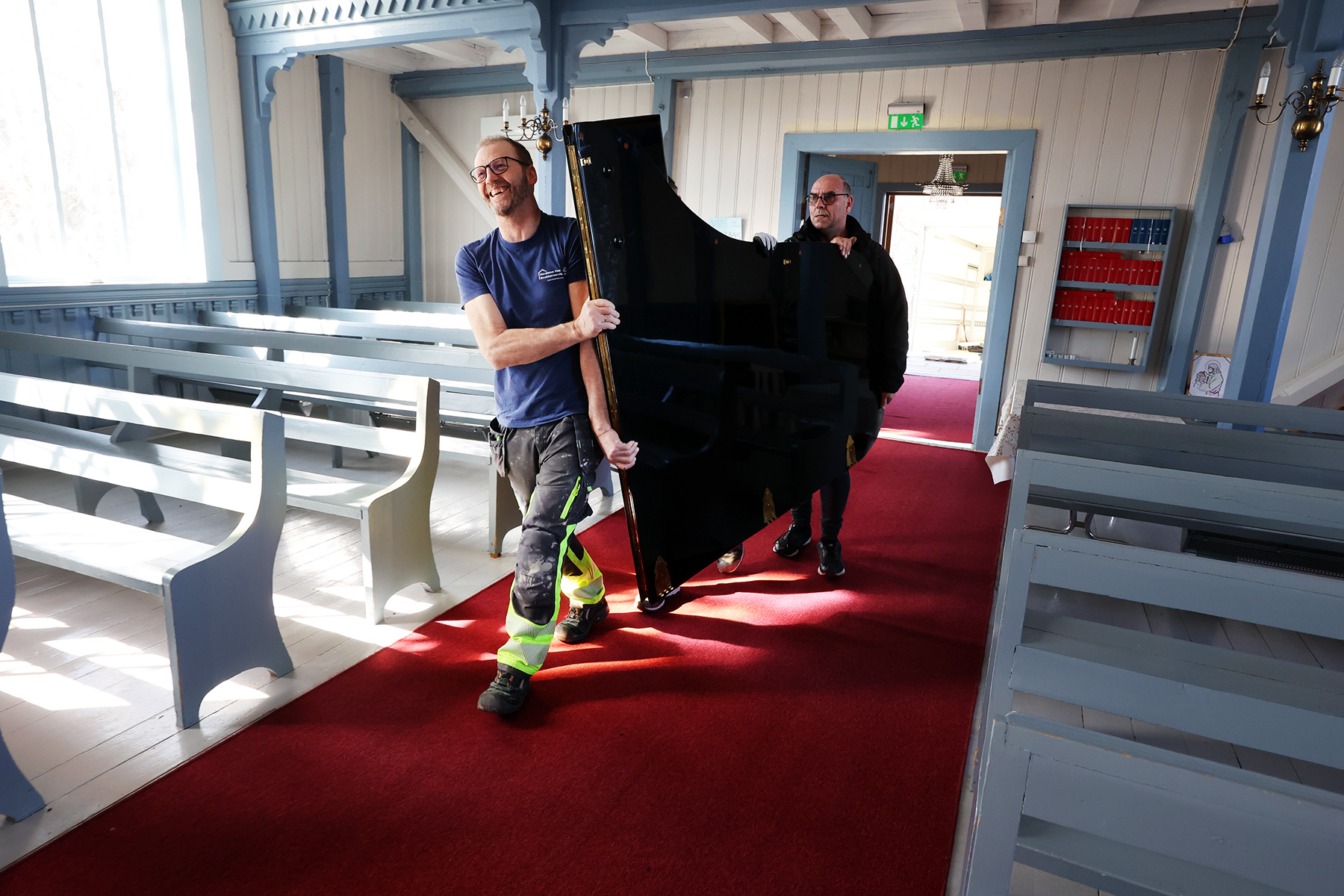 Stein Moe og Rune Snekkerhaugen bærer inn den siste delen til klaveret - det sorte lokket.