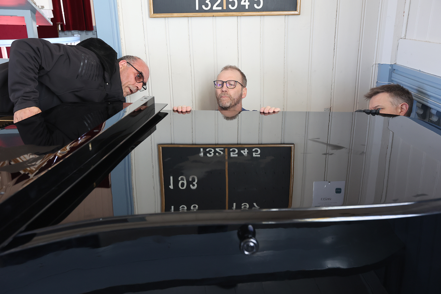 Lokket skal monteres helt rett, fra venstre: Rune Snekkerhagen, Stein Moe og Niklas Jenssen.