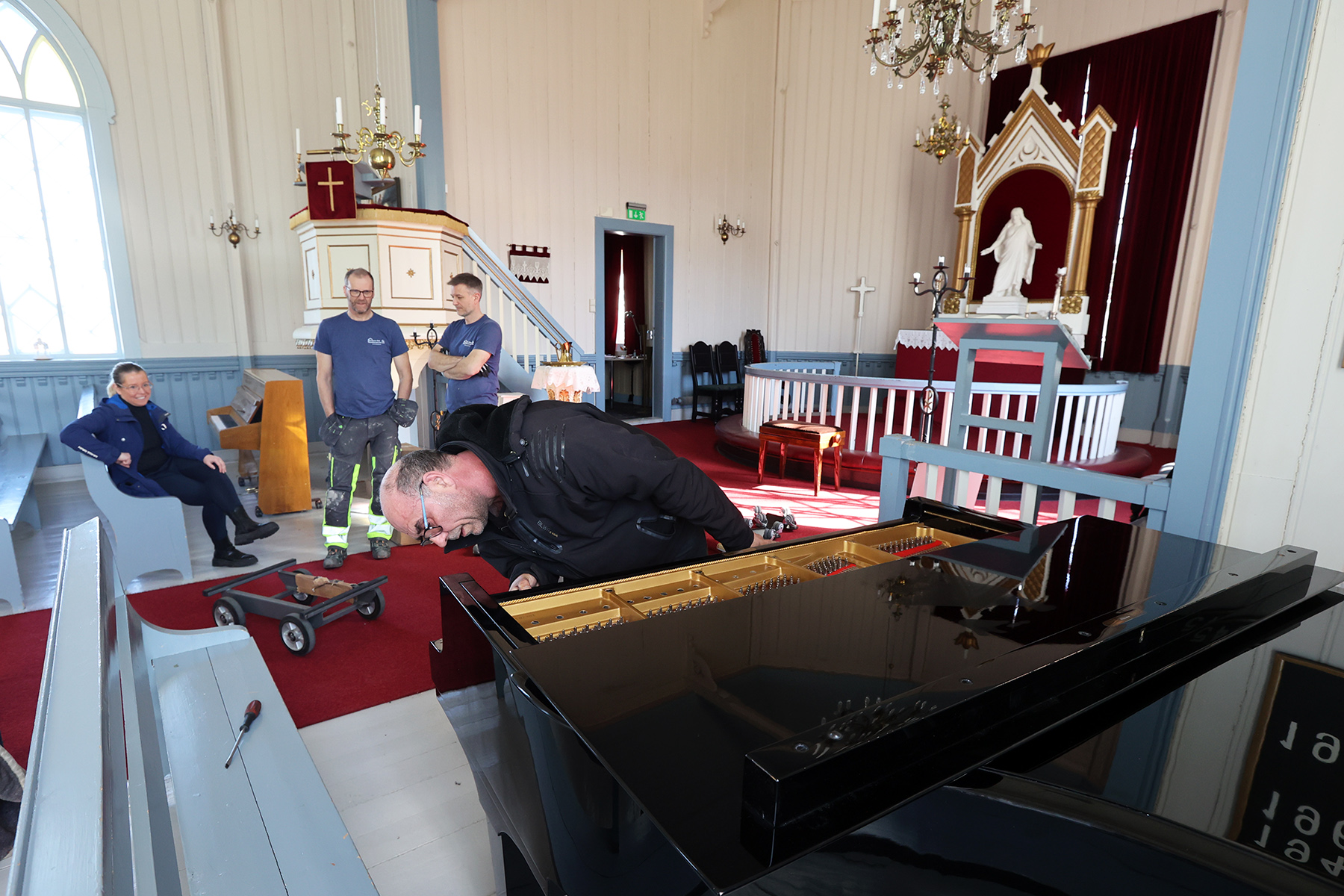 Rune Snekkerhagen monterer det siste lokket. Kristin Einvik, Stein Moe og Niklas Jenssen venter spent på at de første klavertonene skal lyde i Vik kirke.