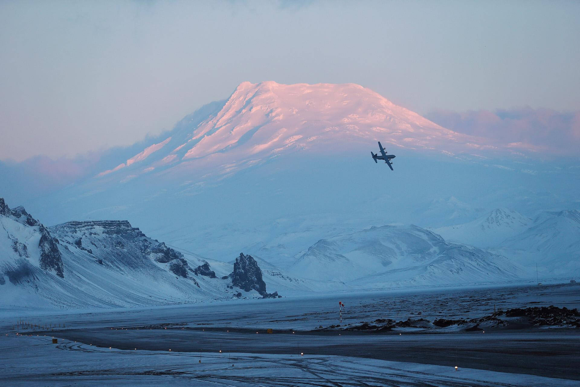 Flyplassen på Jan Mayen ble ryddet i all hast for å kunne ta imot Hercules-flyet. Dette bildet er fra et tidligere besøk av Hercules. (Foto: Forsvaret)