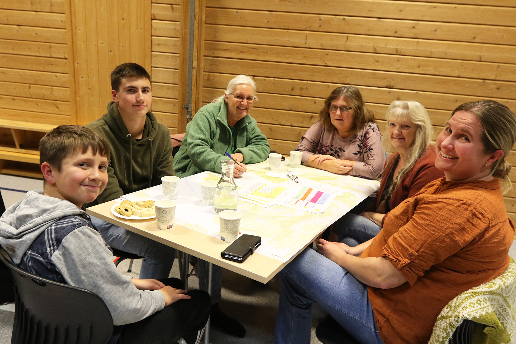 Stor aktivitet rundt bordet da ideer og forslag ble diskutert. Fra venstre: Brage Skjengen-Hågensen, Odin Skjengen-Hågensen, Torill Dambo, Anne Pedersen, Evelyn Engesdal og Annette Skjengen.