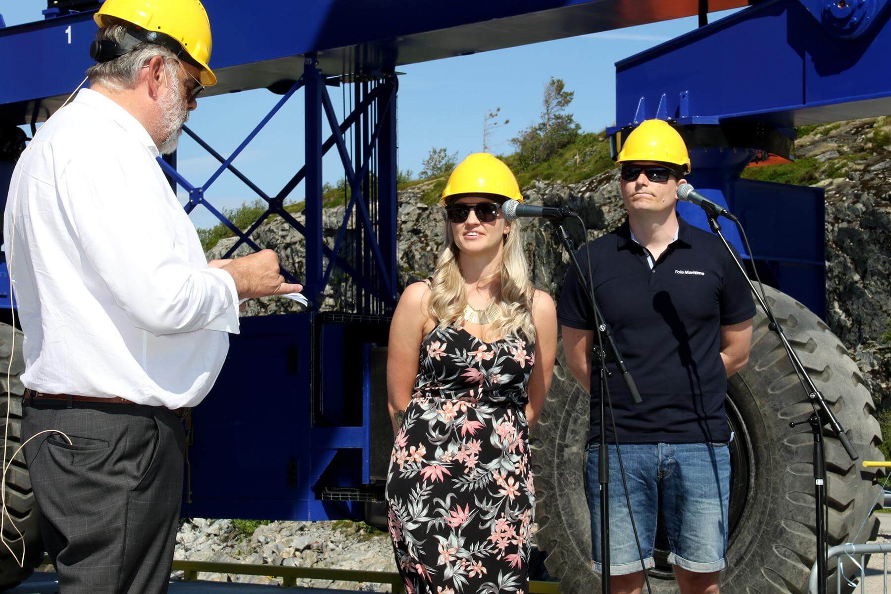 Camilla Kval&oslash;s&aelig;ter og Runar Brennvolleng i Folla Maritime forklarte publikum om prosessen rundt det &aring; bygge en b&aring;t, med konferansier Hans Roger Selnes som utsp&oslash;rrer.