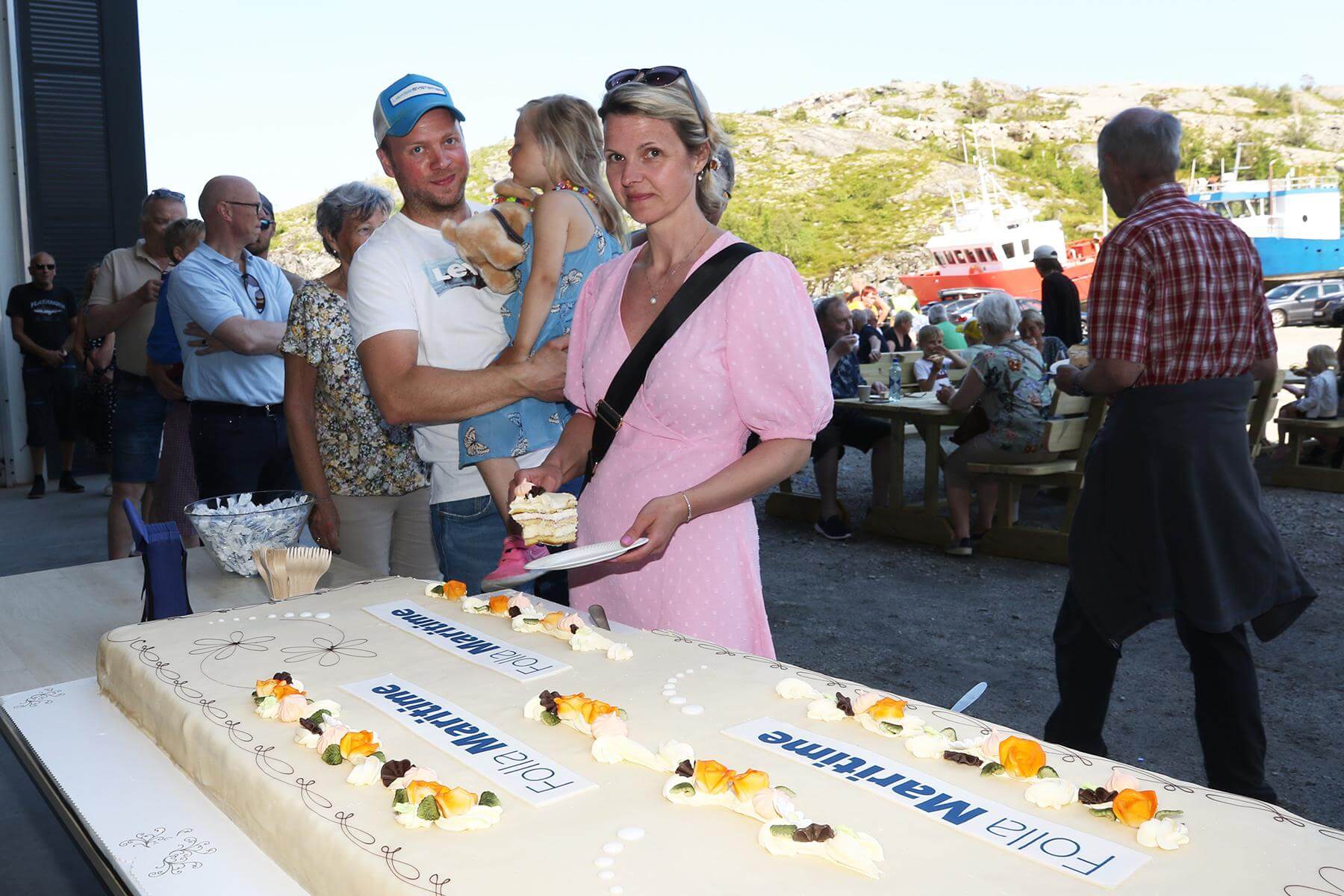 Stig, Ulrika og Kristina Wibstad deltok p&aring; &aring;pninga av Folla Maritime, og smakte p&aring; Flatanger st&oslash;rste bl&oslash;tkake.