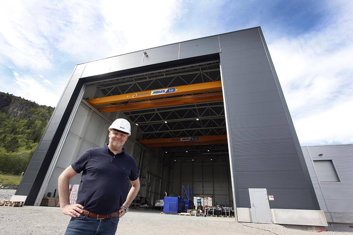 - En helt ny verden, sier Otto Sj&oslash;lien om arbeidsforholdene og mulighetene i den nye produksjonshallen.