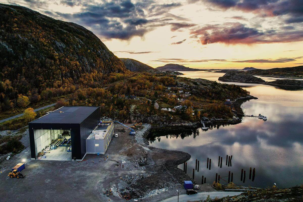 Den nye produksjons- og servicehallen i Storlavika tar form. (Foto: Folla Maritime)