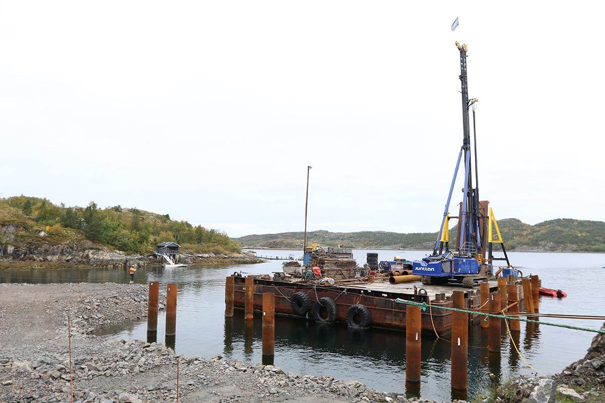 Lekteren ruver godt i Storlavika, der den p&aelig;ler for veien som den nye b&aring;theisen skal kj&oslash;re ut i sj&oslash;en.
