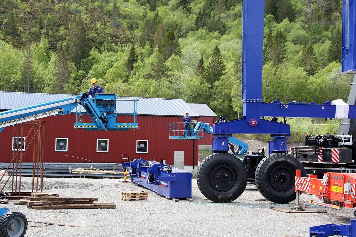 Menneskene blir sm&aring; mot den 16 meter h&oslash;ye b&aring;theisen.