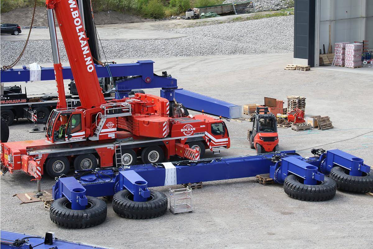 Selv Bolkan-krana blir liten i forhold til hjulene p&aring; den nye b&aring;theisen.