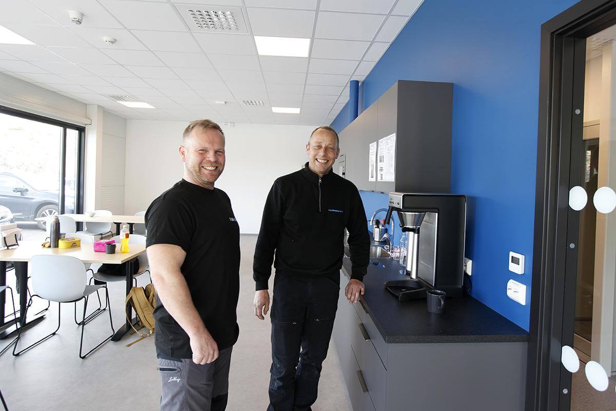 - Som natt og dag, sier Torgeir S&aelig;ther (til venstre) og Stian Strand om de nye og topp moderne lokalene.