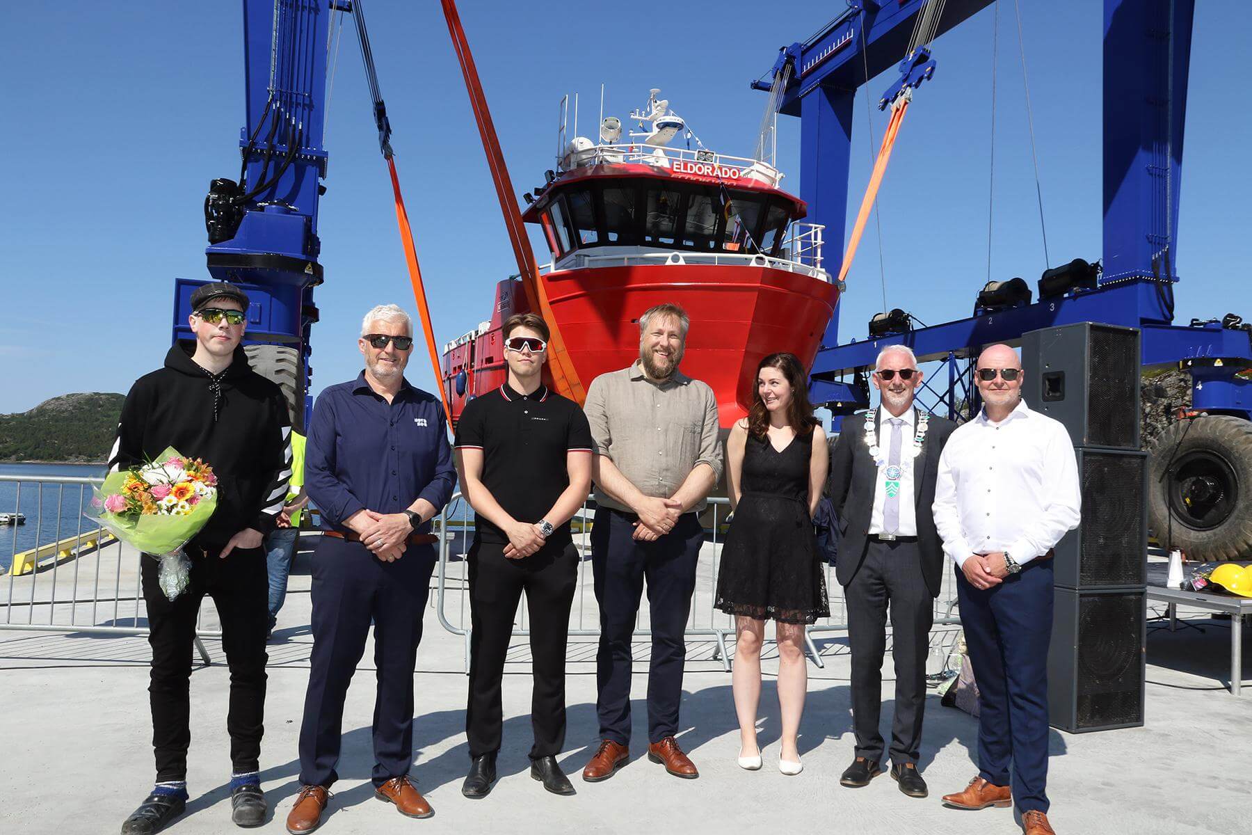 Sentrale akt&oslash;rer under &aring;pninga og d&aring;pen av "Eldorado". Fra venstre R&oslash;kter Jens Petter Myhre, teknisk ansvarlig Odd Stensland, driftsleder Matias Olsen og produksjonssjef Bj&oslash;rn Helge Hjart&aring;ker i Nova Sea, gudmor Trine Indermo, ordf&oslash;rer Olav J&oslash;rgen Bj&oslash;rks&aring;s og daglig leder Otto Sj&oslash;lien i Folla Maritime.