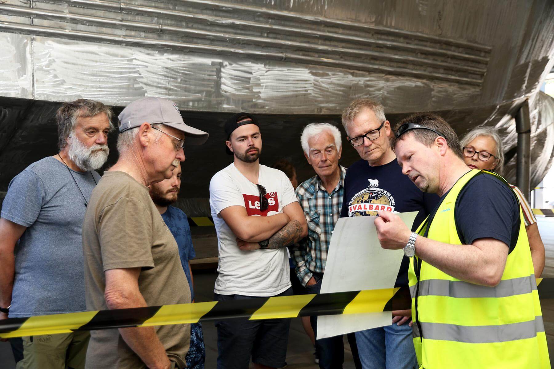 Joar Bj&oslash;rsvik var en av de mange ansatte som viste folk rundt i det nye produksjonsanlegget.