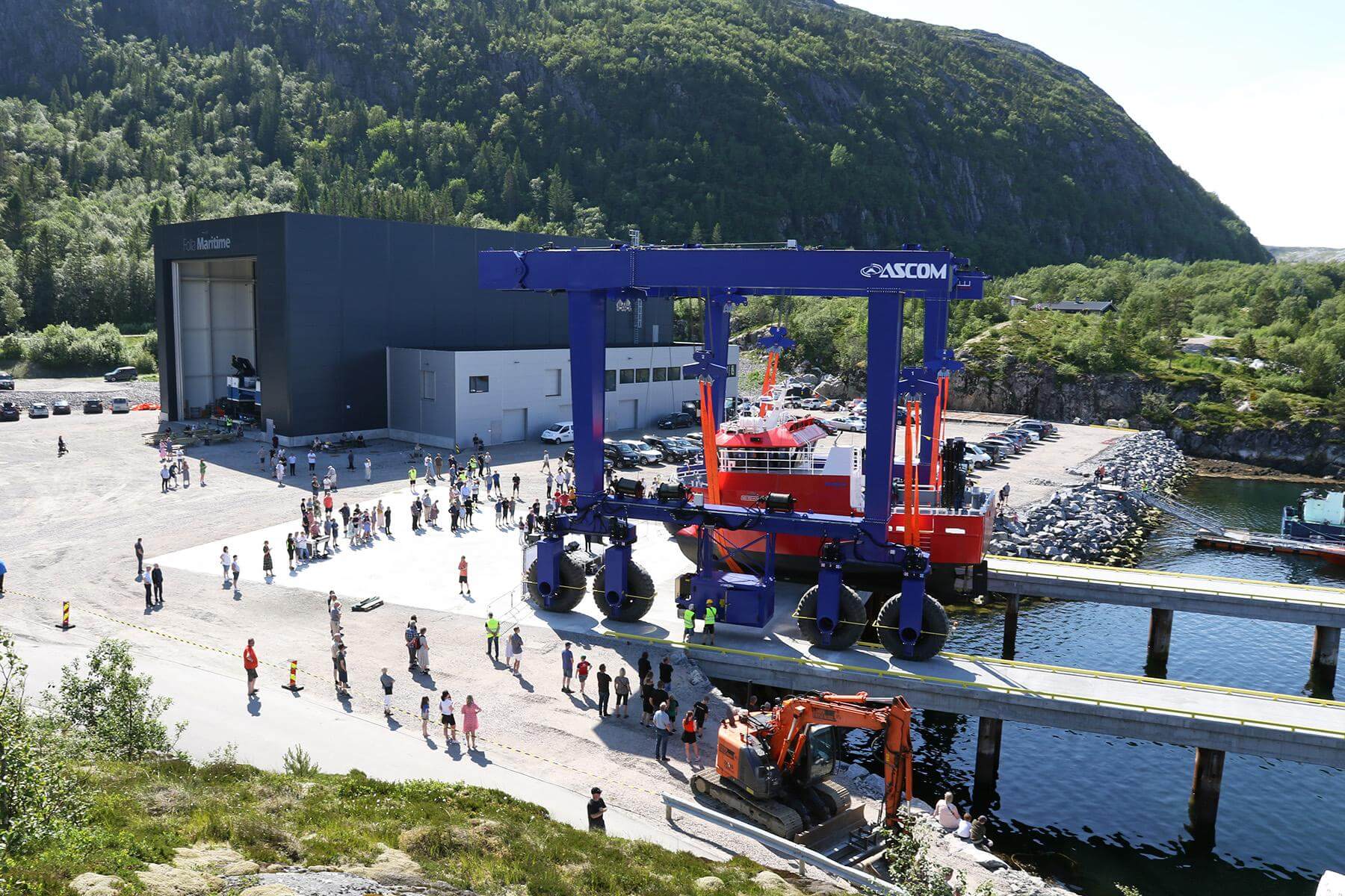 Folk blir sm&aring; i forhold til dimensjonene i Storlavika.
