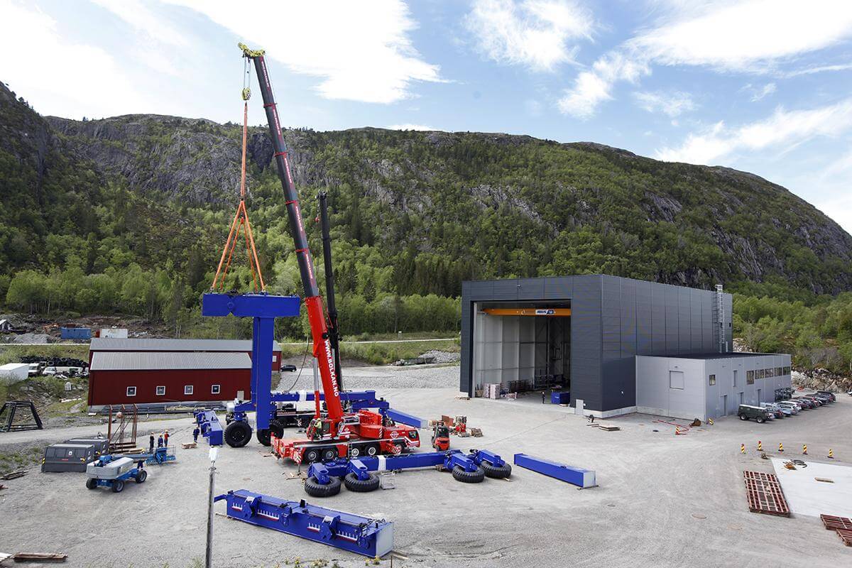 Tirsdag ble den 200 tonn tunge b&aring;theisen satt sammen og p&aring;montert hjul. 