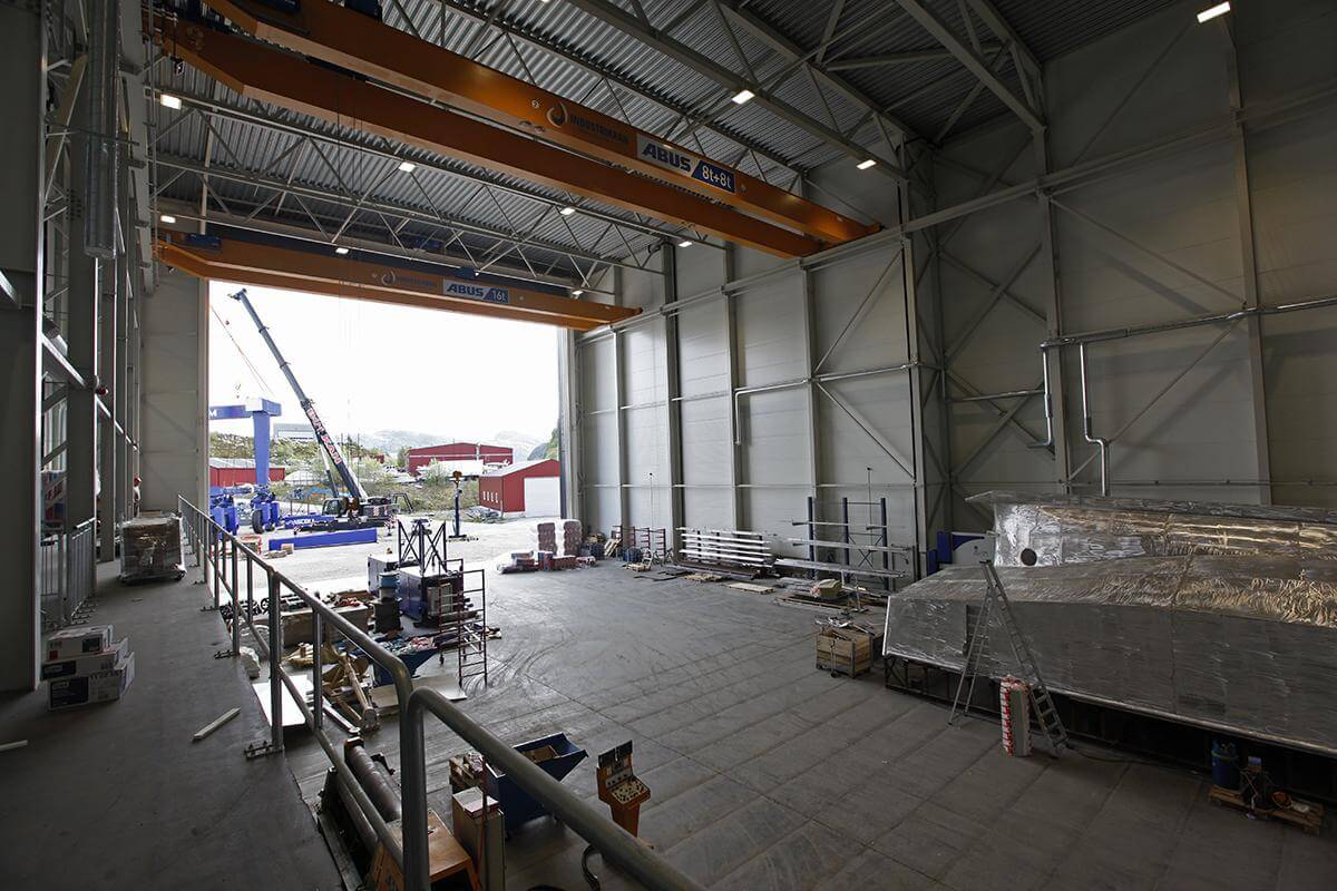 Den 15 meter lange b&aring;ten tar opp bare et hj&oslash;rne i den nye hallen, og det kan v&aelig;re plass til tre nybygg samtidig.