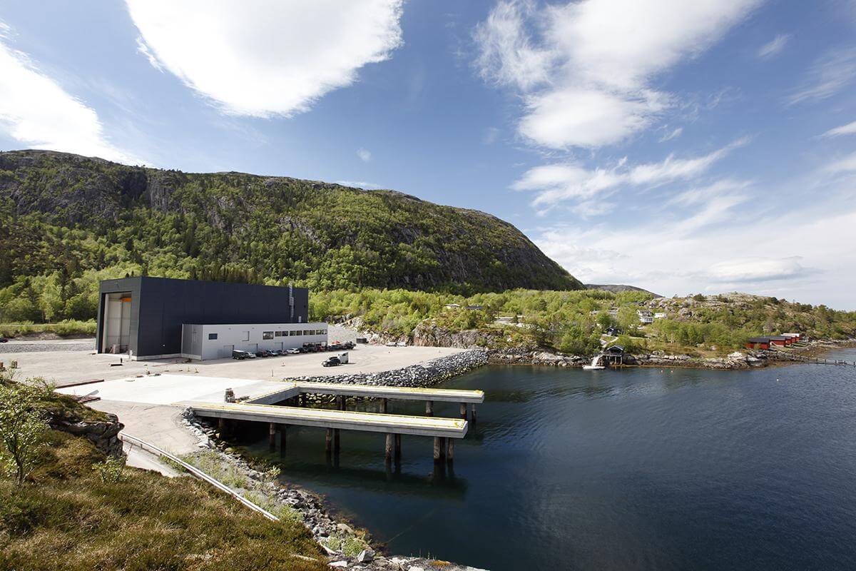 Nyhallen med piren for opptak og utsett av b&aring;ter er n&aring; ferdig, og med b&aring;theisen p&aring; plass kan anlegget tas i bruk for fullt.