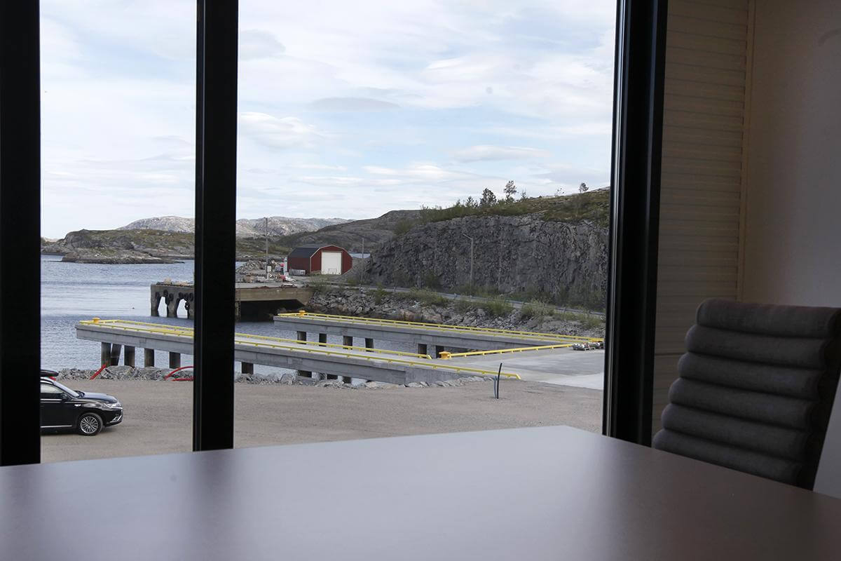 Fra m&oslash;terommet er det god oversikt over piren, slik at kunder kan overv&aelig;re sj&oslash;settinga fra m&oslash;terommet.