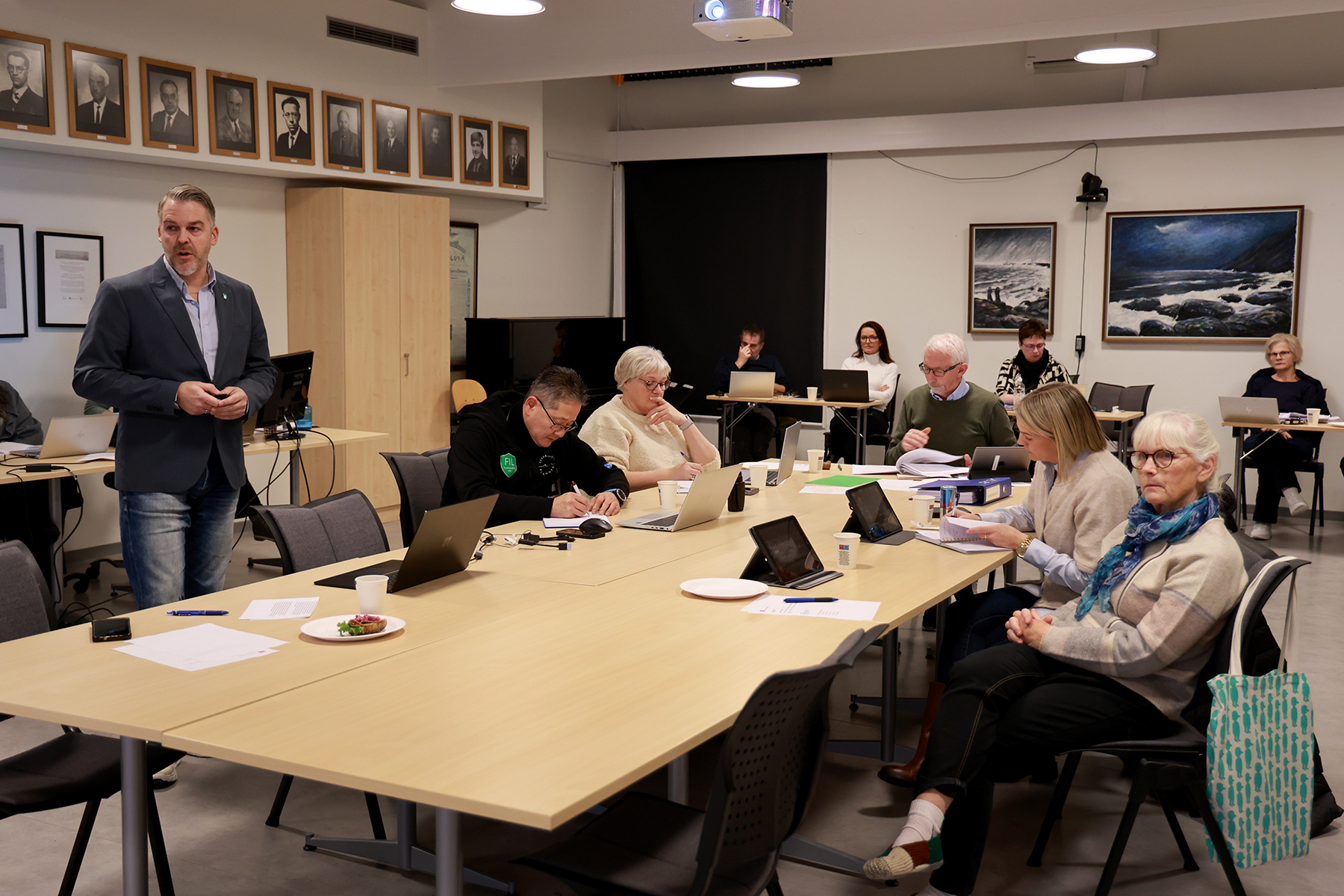 Kommunedirekt&oslash;r Knut Storeide presenterte det ferdige budsjettet, og sa at nesten hadde blitt en fanesak for ham &aring; f&aring; gjennomf&oslash;rt den foresl&aring;tte endringa i sentraladministrasjonen. Rundt bordet fra venstre: Lars Haagensen (Frp), Lisbeth Hustad (Ap), ordf&oslash;rer Olav J&oslash;rgen Bj&oslash;rk&aring;s (Sp), Aina Wibstad (H) og Ingeborg Hagerup (SV).