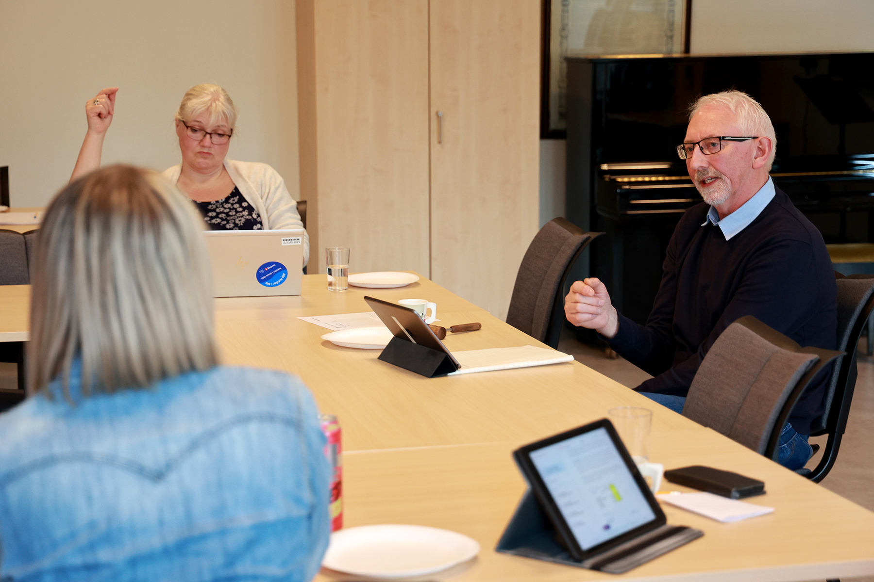 Olav J&oslash;rgen Bj&oslash;rk&aring;s st&oslash;ttet prosjektet, men kom i mindretall. Lisbeth Hustad gikk imot innstillinga, og stemte for &aring; utsette saken.