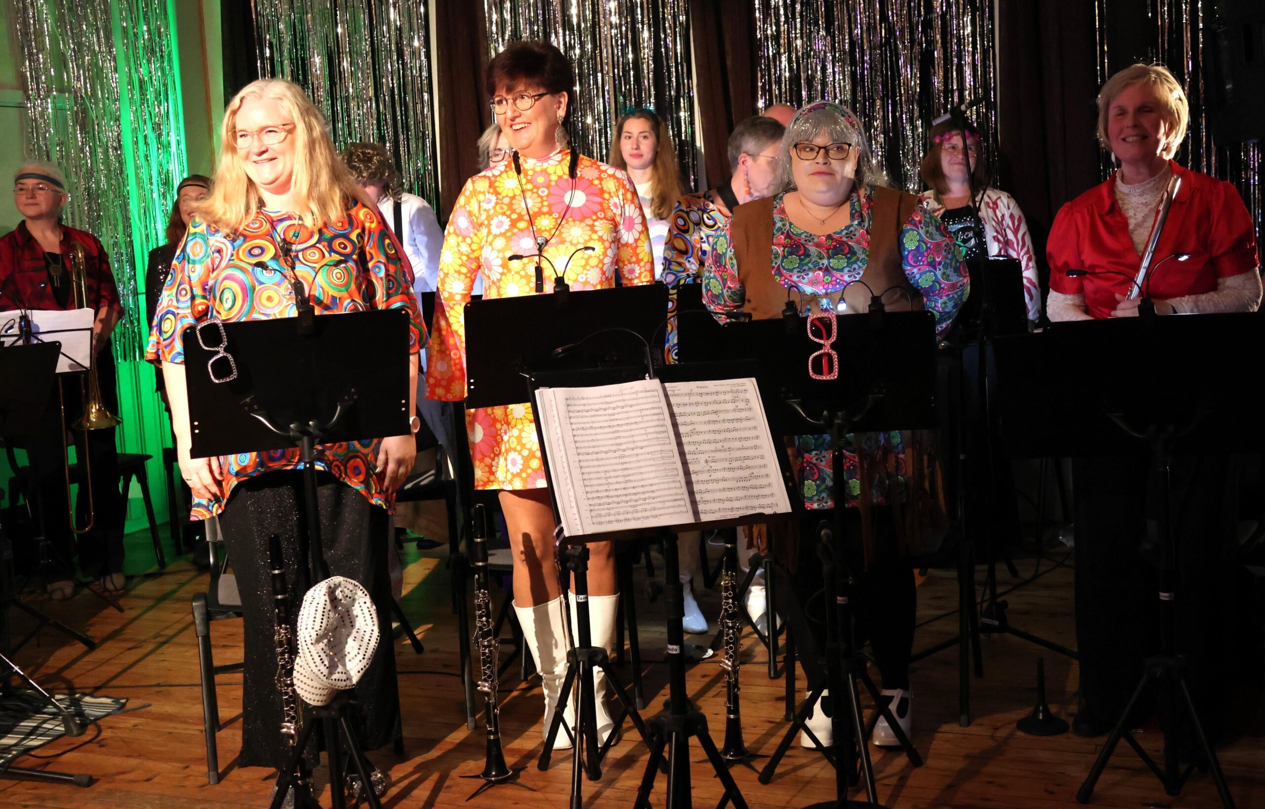 Fargerike antrekk og musikalsk overskudd hos korpset l&oslash;rdag kveld. 