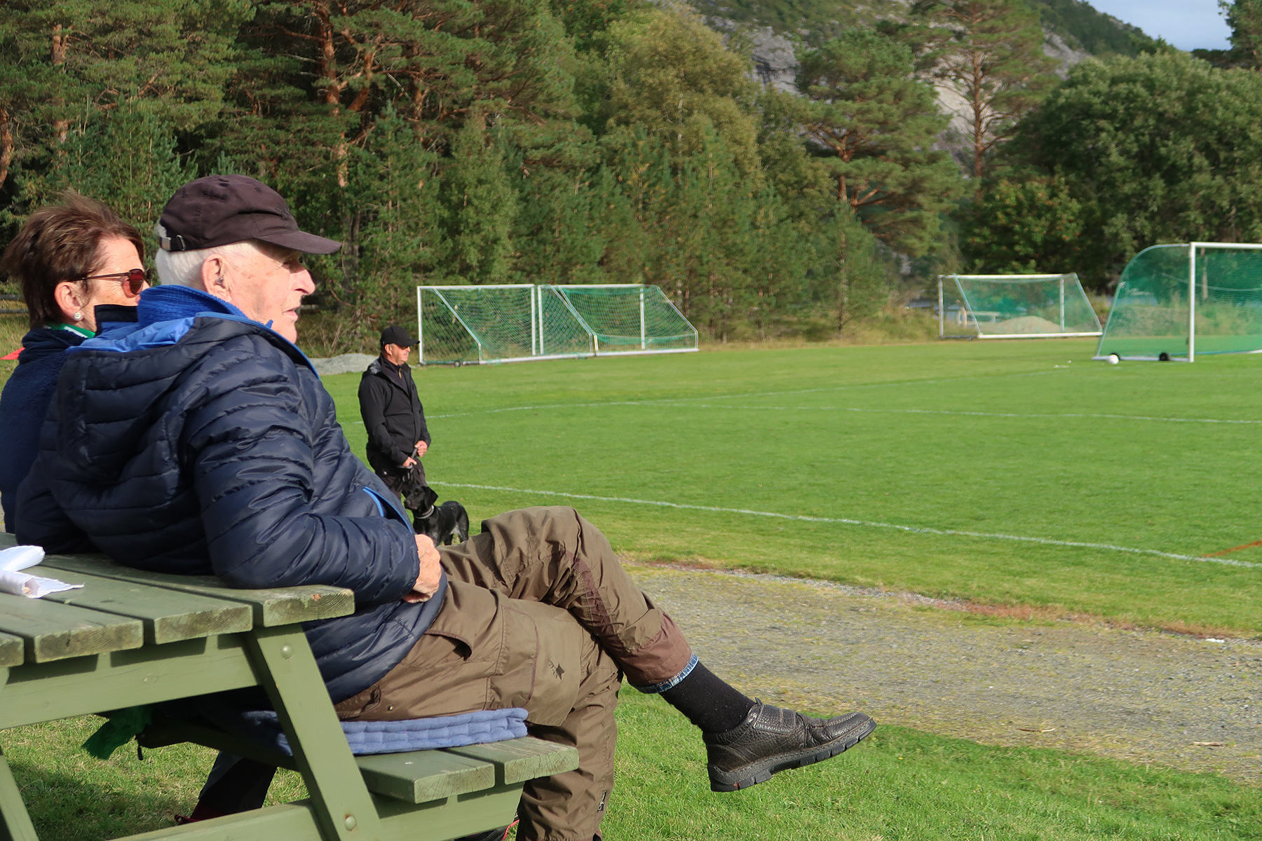 Hermod og Anne Haagensen var p&aring; plass for &aring; se Flatanger 2 spille mot Kolvereid.