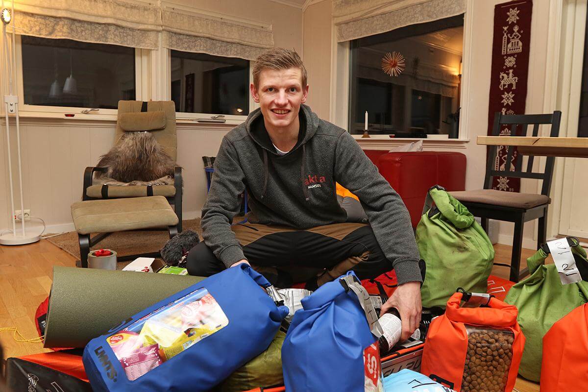 Det er mye som skal med p&aring; en langtur i fjellet, ikke minst m&aring; det v&aelig;re med nok hundemat. Fredrik og Tundra har alt klart.