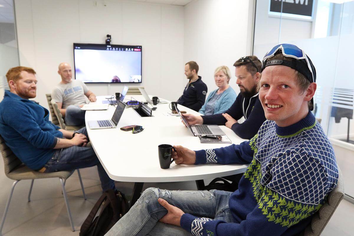 Fredrik er lokalitetsleder i Bj&oslash;r&oslash;ya, og var mandag tilbake p&aring; jobb. Fra venstre: Espen Lindseth Havstein, Ken Sverre H&oslash;stland, Mads Kristiansen, Solveig L&oslash;fsn&aelig;s Sivertsen og Joakim D&oslash;lvik.