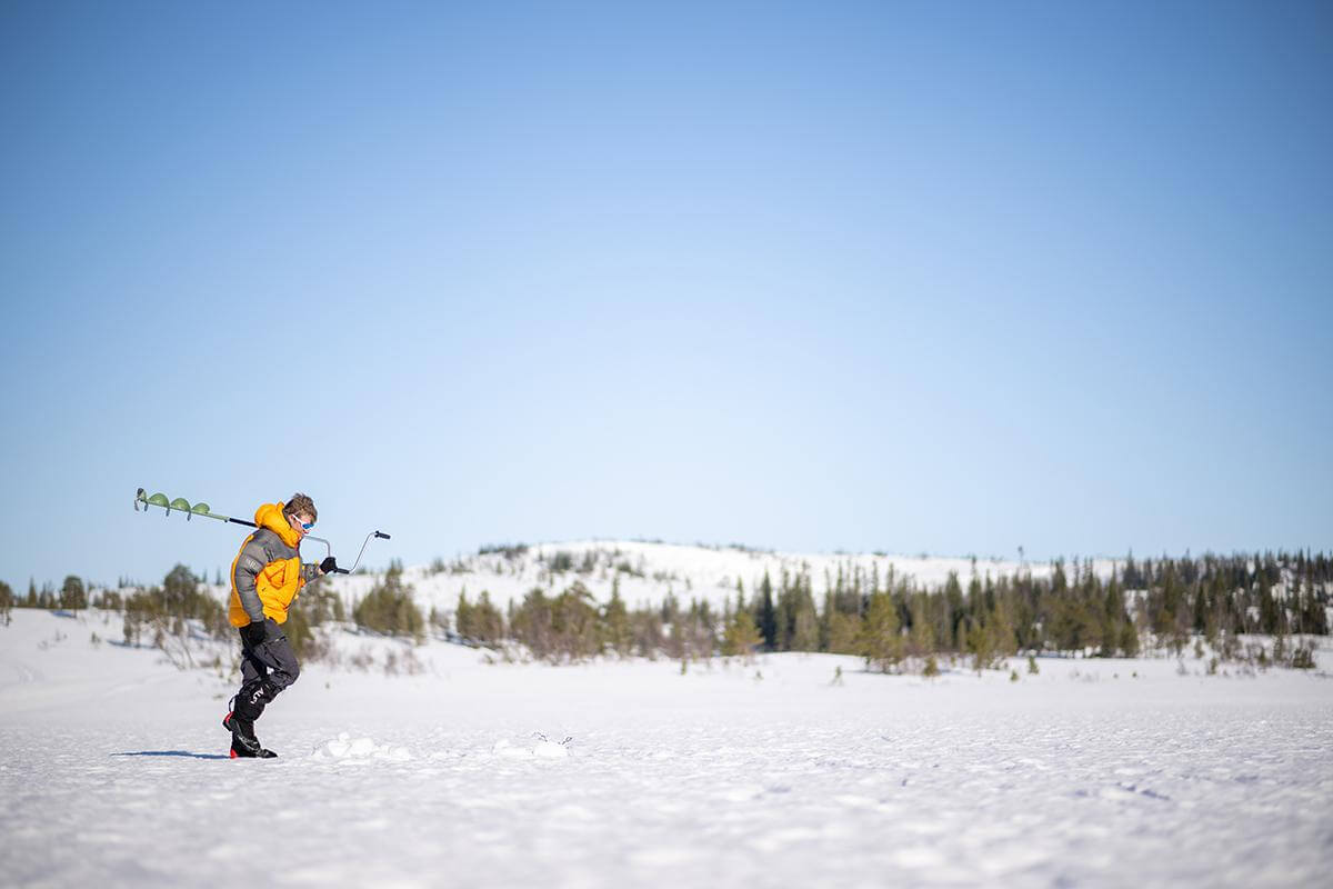 Med isboret er det mulig å fiske på isen, og det har vært bra med fisk den siste tida. (Foto: Kristian Dahle Klocke)