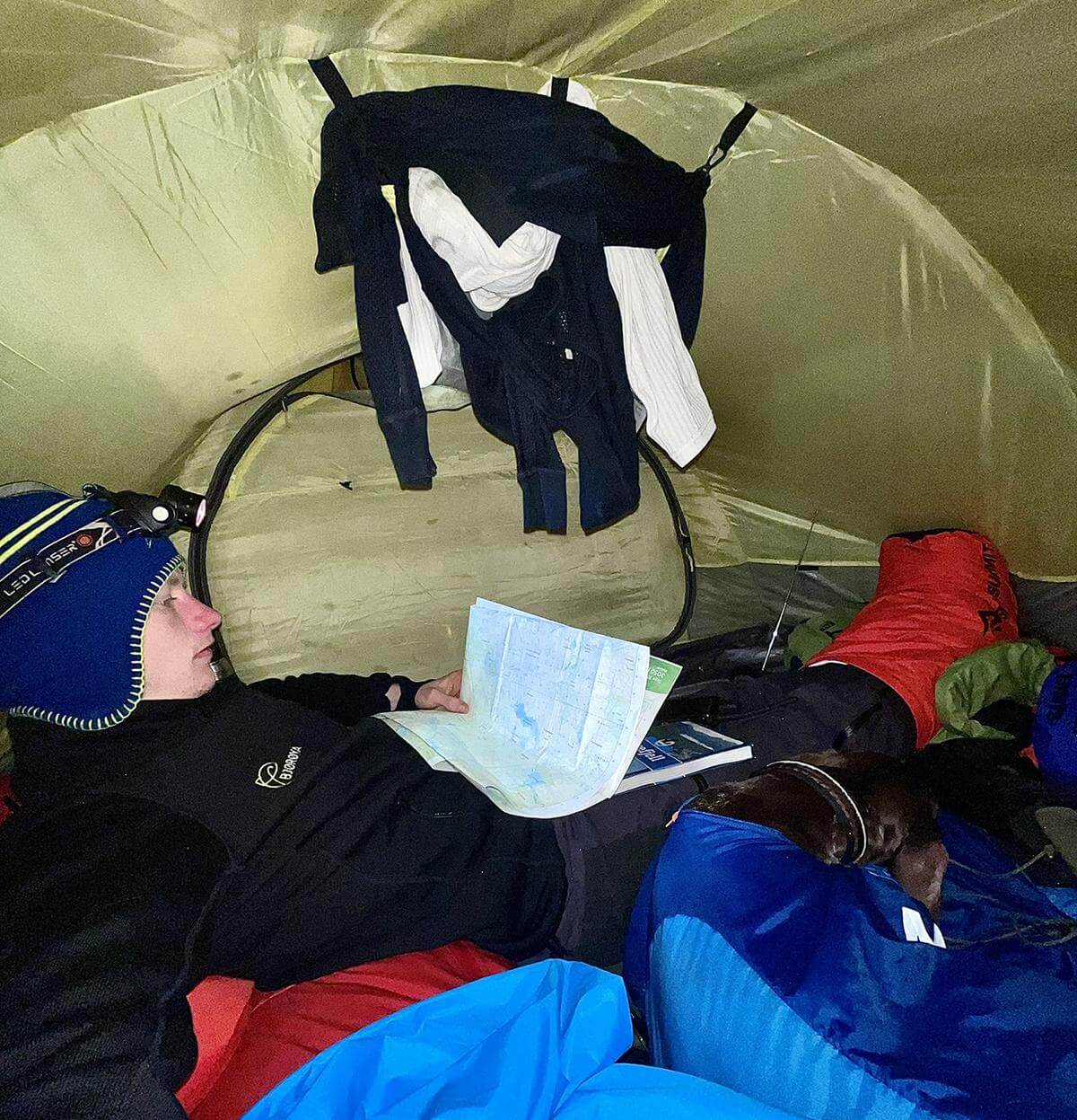 Fukt i teltet ga ogs&aring; fukt og etter hvert is i soveposen, men det ble l&oslash;st da han fikk ei natt p&aring; hytte. (Foto: Fredrik Dahle Klocke)