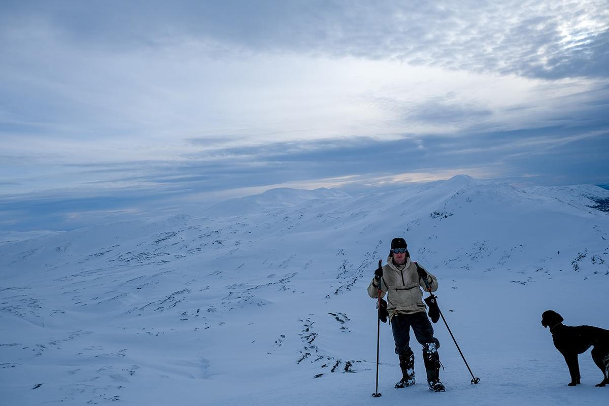 Mektige fjell og mektige opplevelser for Fredrik i Skjækerfjella. (Foto: Kristian Dahle Klocke)