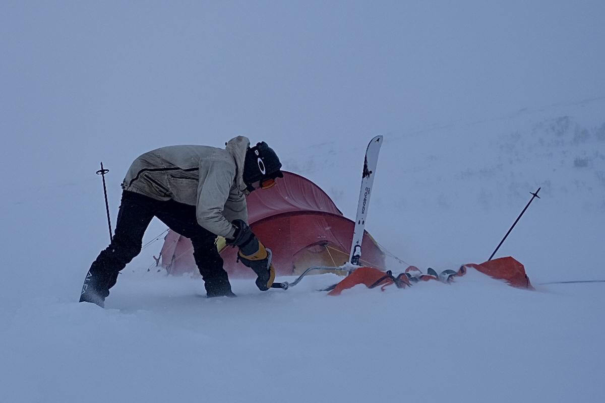 Ikke alle dager er like fine, og da gjelder det &aring; bardunere teltet godt. (Foto: Fredrik Dahle Klocke)