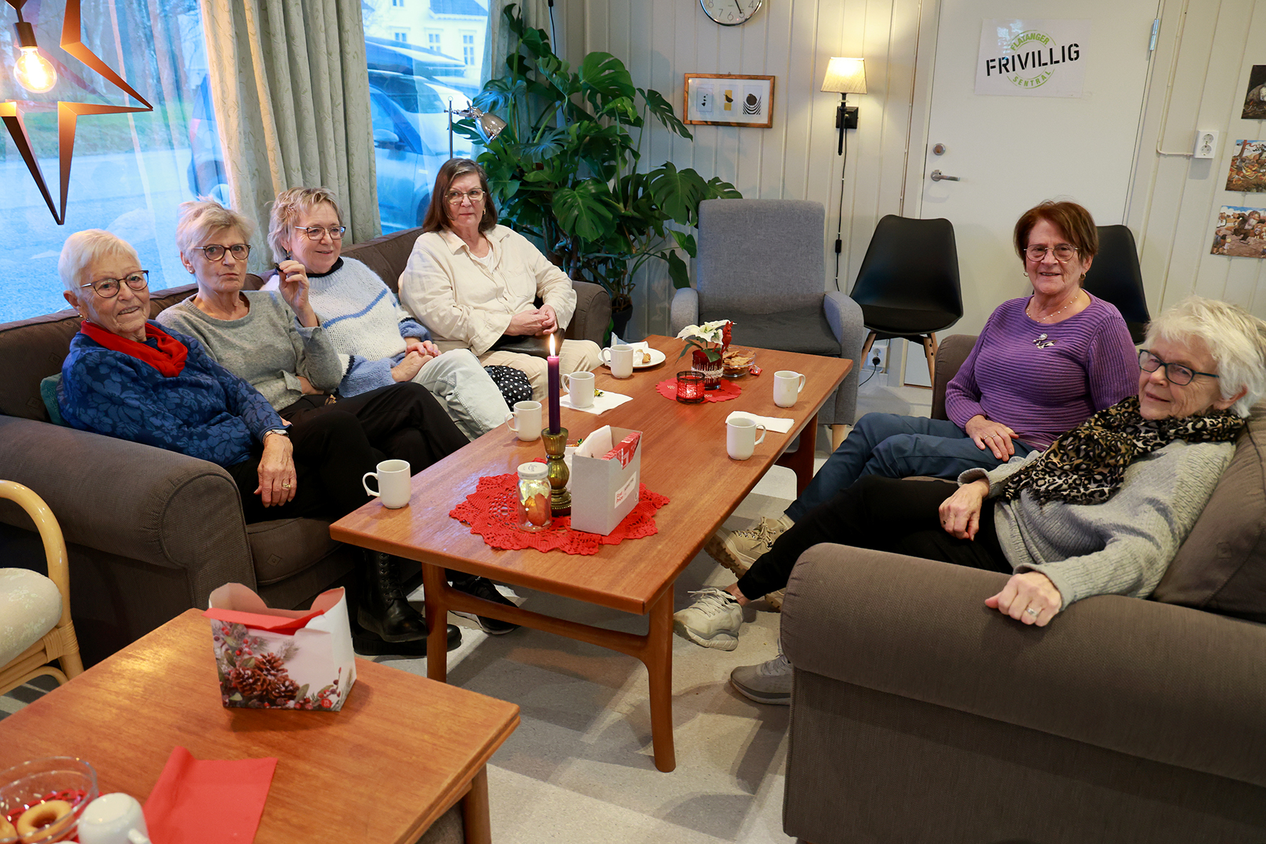 Trivsel rundt sofabordet, fra venstre: Eva Olufsen, Kirsten Aag&aring;rd, Gretha Dahle, Elin Hammer, Anne Haagensen og Rigmor Aune.